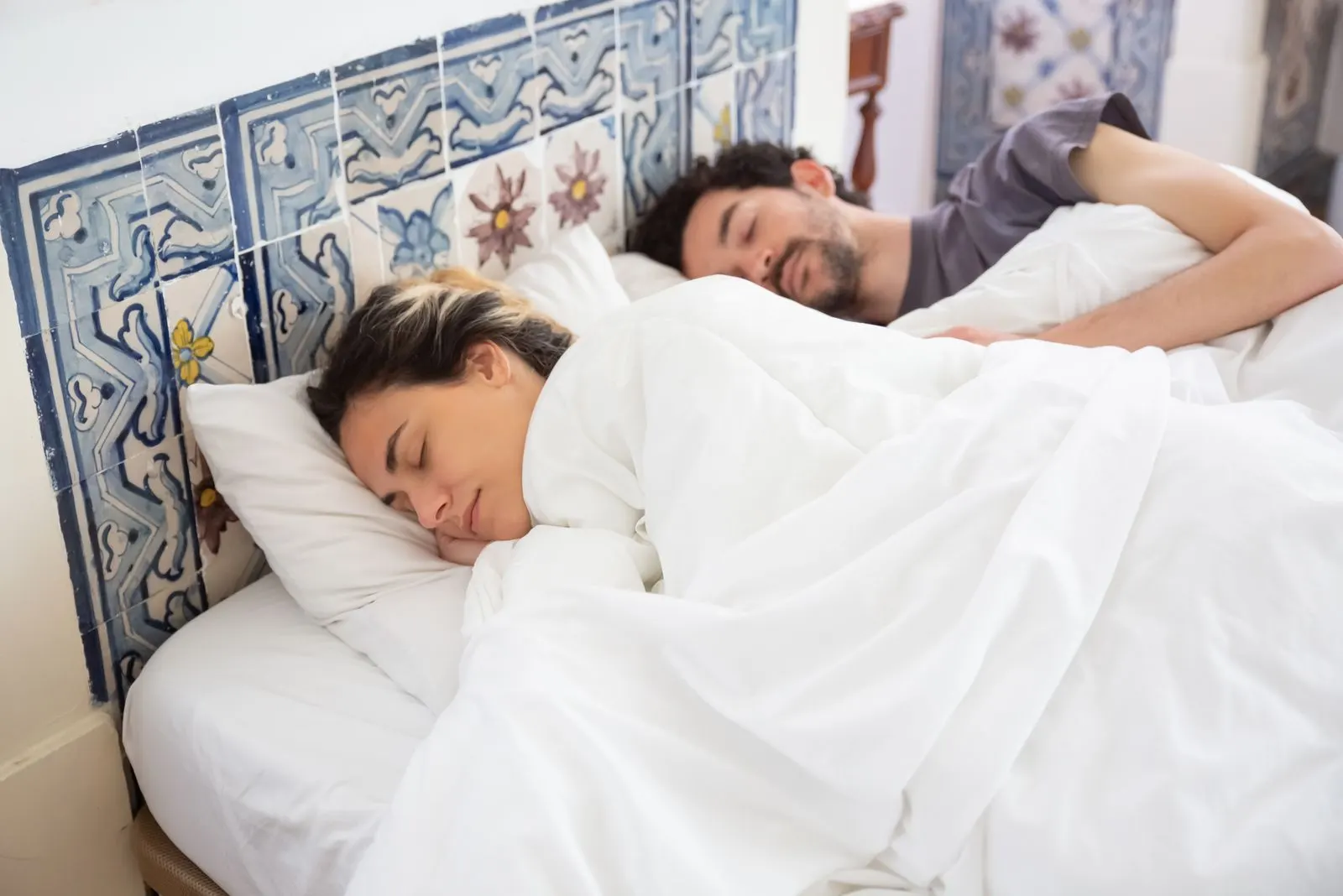 Recámara iluminada con luz de mañana y una cama amplia tendida con sábanas claras.