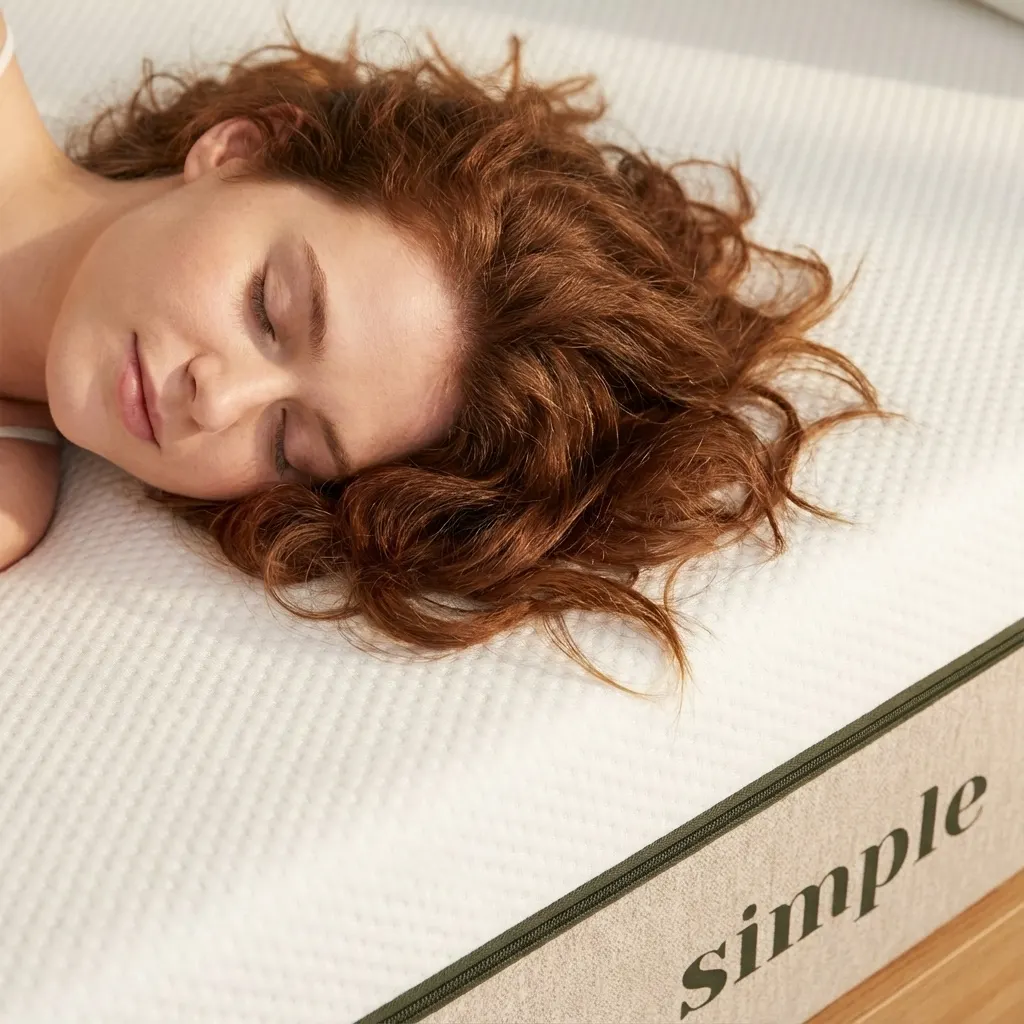 Mujer dormida sobre el Colchón Simple