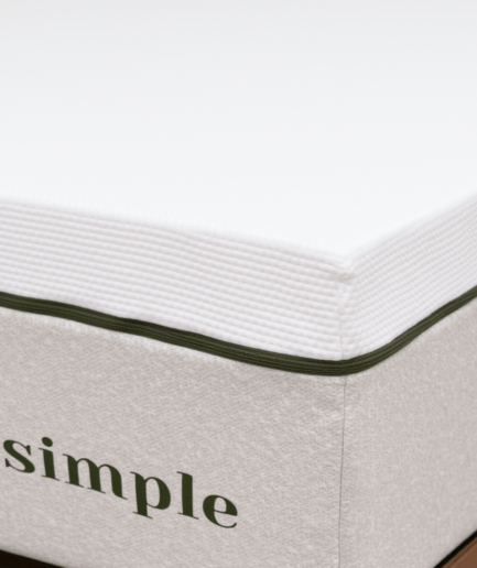 Primer plano de la superficie texturizada y el borde de un colchón de memory foam "simple".